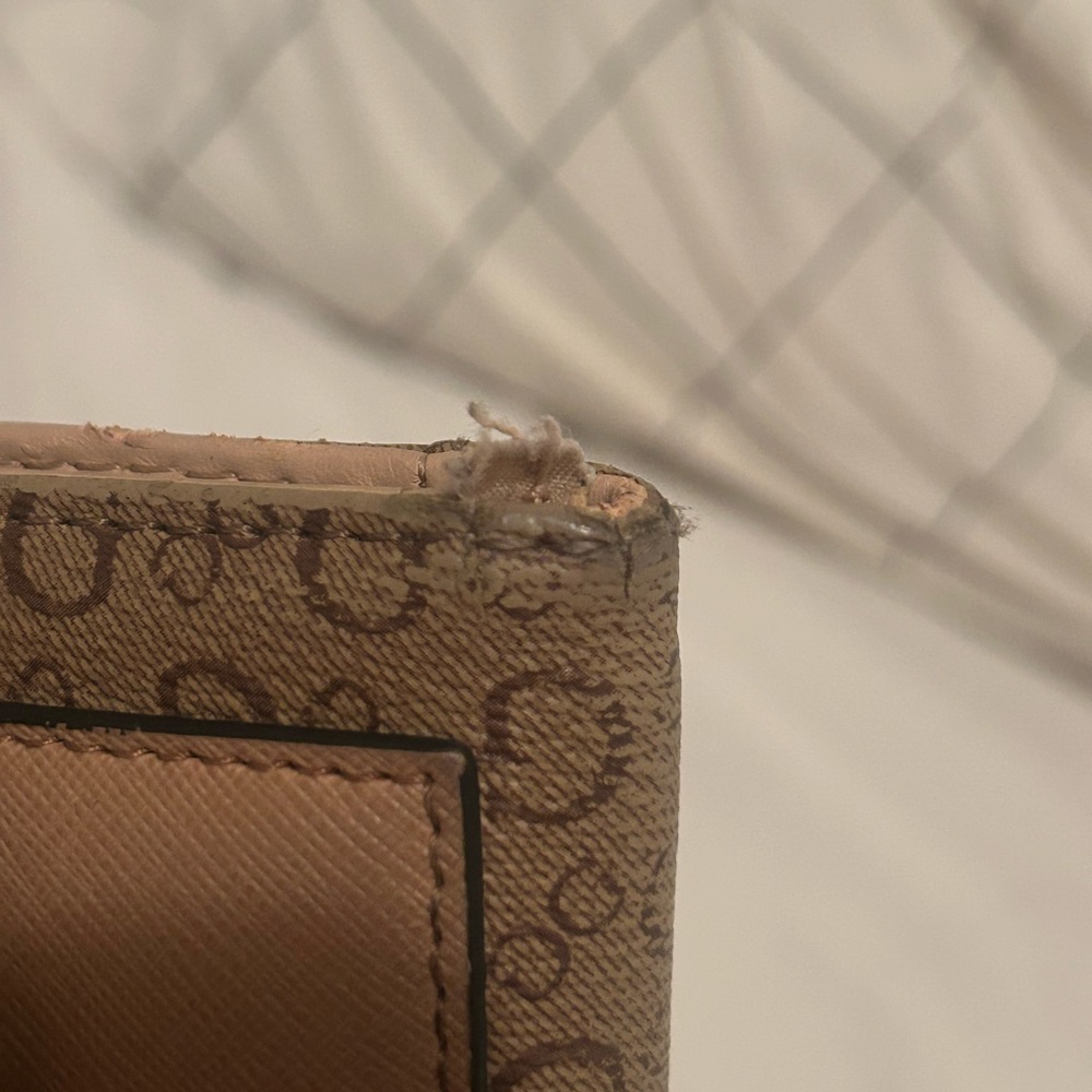 GUESS Wallet - Picture 5 of 7